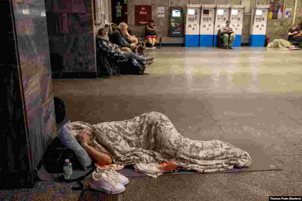 Një person i mbuluar me batanije duke fjetur në dyshemenë e metrosë së Kievit, më 17 qershor.