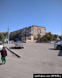 Mary şäherinde Jemagat hojalygynyň işgärleri hem-de Jaý dolandyryş müdirliginiň işgärleri arassaçylygy güýçlendirýär, köp gatly ýaşaýyş jaýlaryň ýerzeminlerini barlaýar, girelgelere derman sepýär