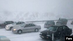 در حال حاضر راه های ارتباطی ۳۰۰ روستای استان گیلان به دليل بارش شديد برف با ديگر شهرهای استان به طور کامل قطع است.