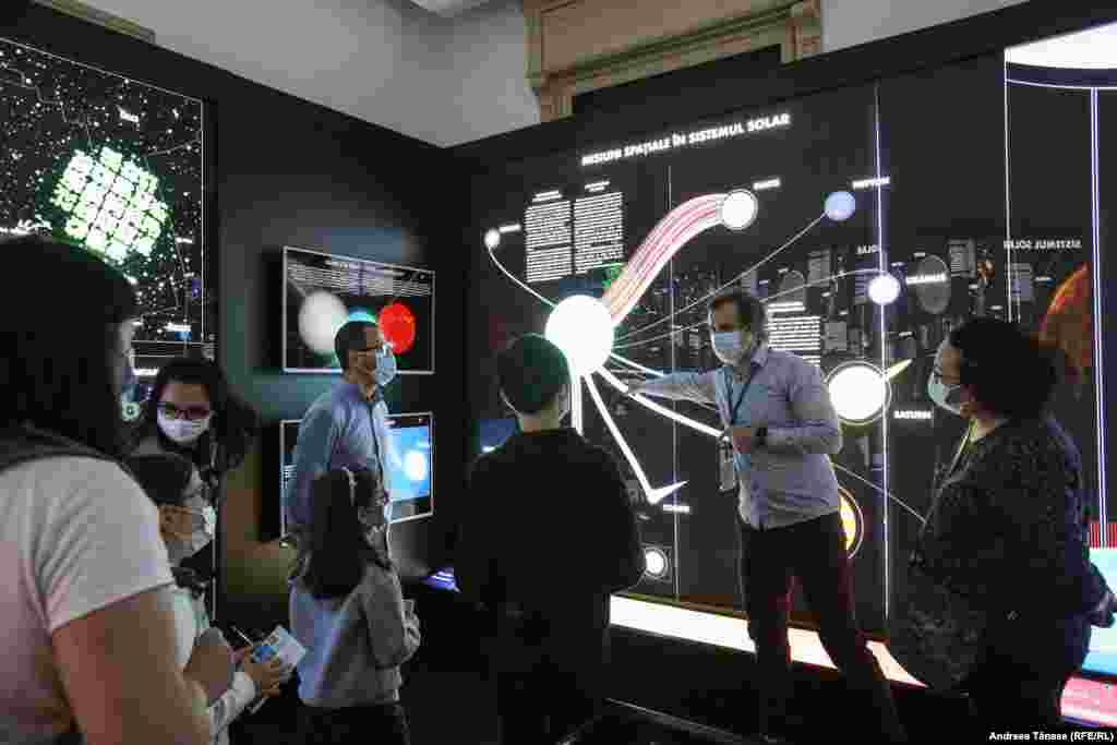 Un grup de persoane vizitează Observatorul Astronomic&nbsp;&bdquo;Amiral Vasile Urseanu&quot;&nbsp;din București, cu ocazia &bdquo;Nopții Muzeelor&rdquo;.