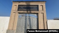 Входът към еврейското гробище в Ходжент. Надписът е на таджикски, иврит и английски.