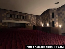 Salla e zbrazur në Teatrin Kombëtar.