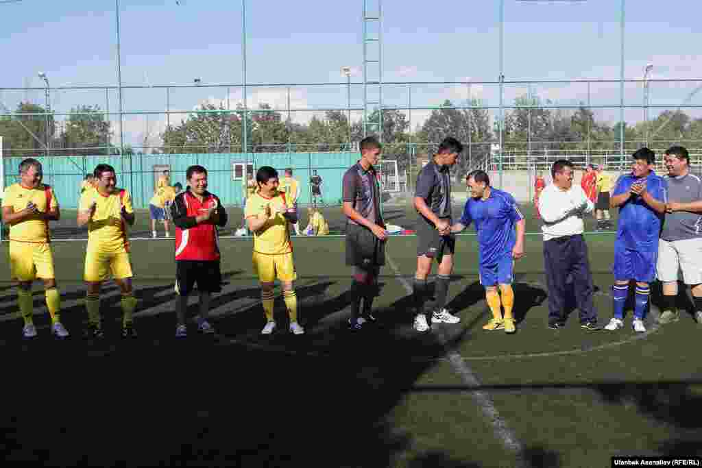 Ынтымак кубогунун ачылыш оюнунда Өкмөт курама тобу менен депутаттар тайпасы ат салышып 3:2 эсебинде өкмөт командасы жеңишке жетишти. 