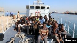 Ливиянын жээк кызматы деңизден аман-эсен куткарган мигранттар. Триполи, 29-август, 2017-жыл.