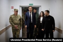 Генеральный секретарь НАТО Марк Рютте и президент Украины Владимир Зеленский посещают военный госпиталь, 15 апреля 2025 года