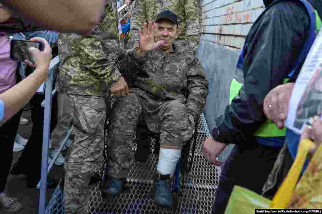 Важкопоранений український військовий після повернення з російського полону. Президент Зеленський повідомив, що додому повертаються воїни ЗСУ, Нацгвардії та прикордонники, більшість із яких перебували в полоні з 2022 року