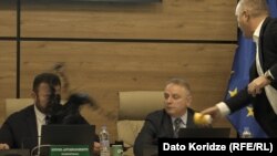 Член «ЕНД» Давид Киртадзе в знак протеста фальсификации выборов обливает председателя ЦИК Георгия Каландаришвили чернилами, 16.11.2024