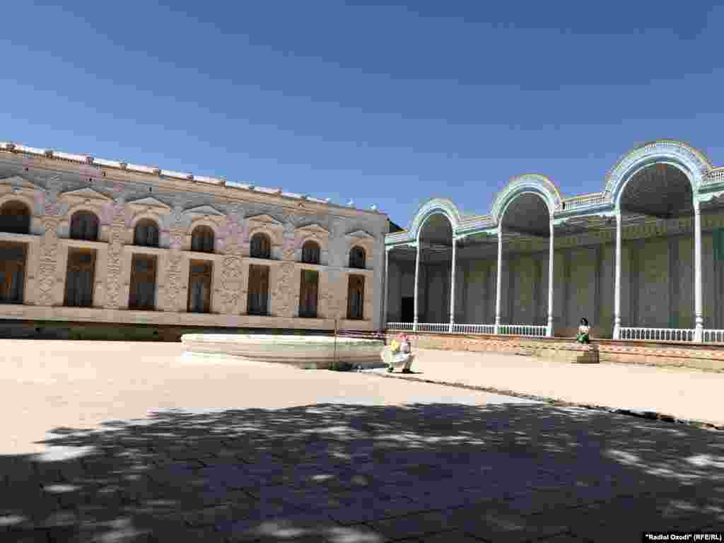 Айвони нилгун яке аз маҳбубтарин маконҳои аксгирии сайёҳон дар қасри Ситораи Моҳихоссаи Бухоро аст 