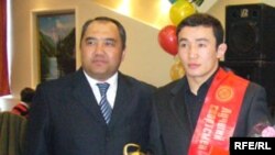 Бээжин олимпиядасында күмүш байгеге татыган кыргыз балбаны Канат Бегалиев (оңдо)