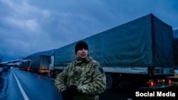 Блокування руху російських вантажівок українськими дорогами