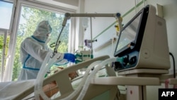 Teljes védőfelszerelésbe öltözött egészségügyi dolgozó kezel egy beteget a budapesti Országos Korányi Pulmonológiai Intézetben. A pandémia során felhalmozódott eldobható védőeszközök új szemétproblémát generáltak a világ számára