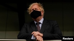 Premierul Boris Johnson în vizită la centrul de vaccinare instalat pe stadionul StoneX de la Londra. Rata de vaccinare din Marea Britanie a depășit 61% din populație. 21 iunie 2021, REUTERS.