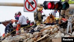 Polovina dvanaestospratnice sa 136 stambenih jedinica srušila se 24. juna i od tada su spasioci tragaju kroz ruševine koristeći dizalice, infracrvene skenere i pse, 29. juni 2021.