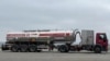 O autocisternă a companiei Lukoil la Aeroportul Chișinău.