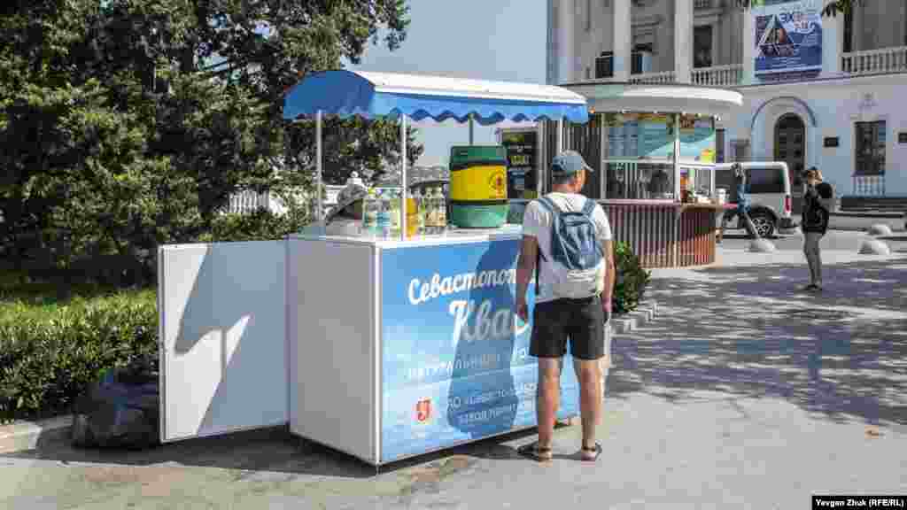 Палатка и киоск с прохладительными напитками у здания театра имени Лавренева