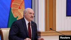Alexandr Lukașenko, la un an de la alegerile prezidențiale din 9 august 2020, contestat de Occident și de Opoziție, care spune că le-a fraudat și că au fost, de fapt, câștigate masiv de Svetlana Țihanovskaia. 