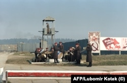 Военный оркестр играет возле авиабазы Миловице, февраль 1990 года