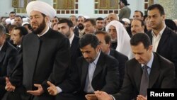 بشار اسد (راست) همراه با محمود احمدی نژاد در مراسم بزرگداشت تولد پیامبر اسلام در مسجد حافظ اسد در دمشق