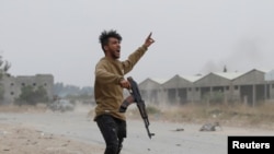 Borac lojalan libijskoj vladi (GNA) gestikulira tokom sukoba sa snagama lojalnim Kalifi Haftaru na periferiji Tripolija, Libija