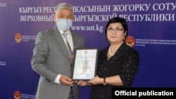 Председатель Верховного суда Нургуль Бакирова и председатель Чуйского областного суда Дамирбек Онолбеков. Архивное фото.