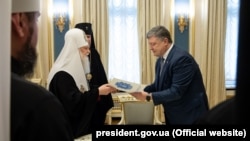 Патріарх Київський і всієї Руси-України Філарет офіційно передає президенту Петру Порошенку звернення до Вселенського патріарха Варфоломія про надання українській церкві томосу про автокефалію, підписане усіма архієреями УПЦ Київського патріархату. Київ, 18 квітня 2018 року 