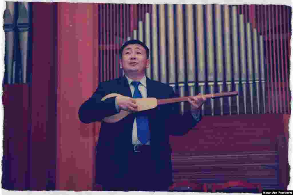 Иманалиев чыгармачылыгынын 20 жылдыгына арналган кечеге даярдануу учурунда. 13-ноябрь, 2013-жыл. 