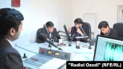 Яке аз мизи гирдҳои Радиои Озодӣ. Акс аз бойгонӣ