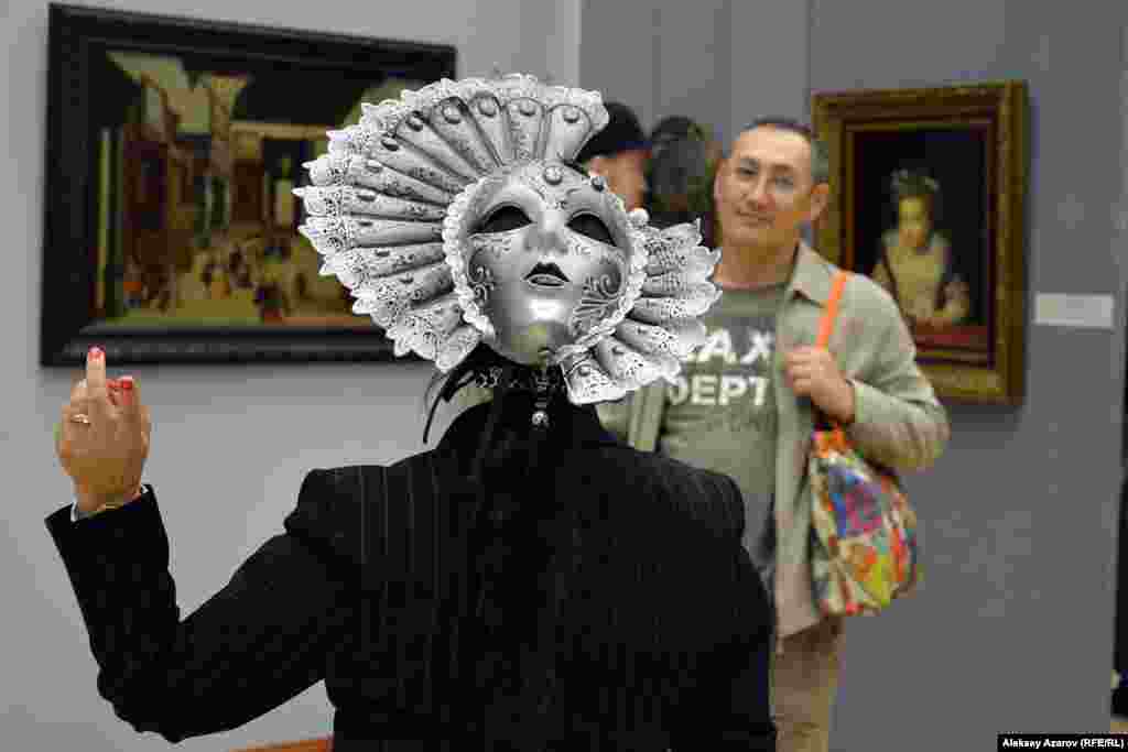 В конкурсе масок в Кастеевке первое место заняла Дана Меирбекова. Она с гордостью демонстрирует свою маску.