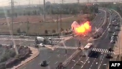 Ракета, випущена зі Смуги Гази потрапила на шосе біля ізраїльського міста Ган Явне, 12 листопада 2019 року (зображення з ізраїльської камери відеоспостереження за дорогою)