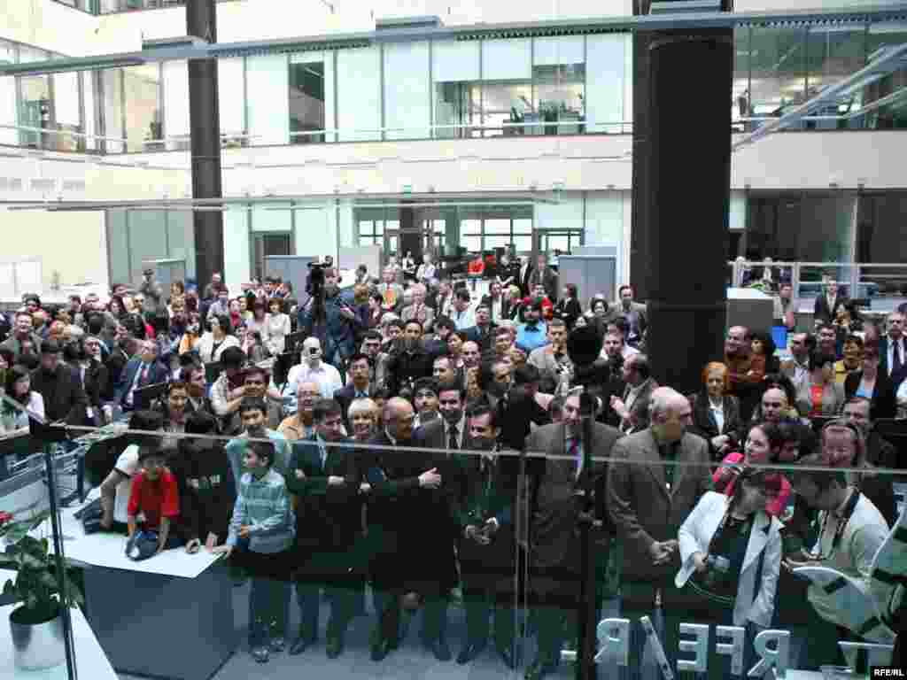 ...prisutni su pažljivo slušali njen govor...