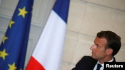 Президент Франції Еммануель Макрон представляє європоцентричні сили Євросоюузу. 