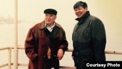 Рысбек Абдылдаев жазуучу Чыңгыз Айтматов менен. 