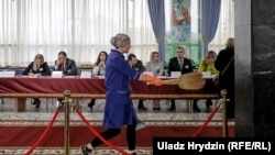 На виборчій дільниці в Мінську перед голосуванням Олександра Лукашенка, 17 листопада 2019 року