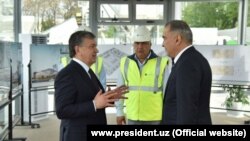 Президент Шавкат Мирзиёев (солдо) жана «Akfa/Artel» корпорациясынын кожоюну Жахонгир Артыкходжаев (оңдо).