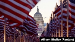 Flamuj amerikanë para ndërtesës së Kongresit në Uashington. 