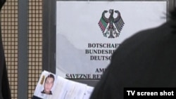 Čekanje u redovima za šengensku vizu ispred Ambasade Njemačke u Sarajevu.