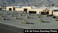 هلیکوپترهای میل می-۱۷وی-۵ و هواپیماهای پی سی-۱۲ تیپ هوایی کابل در فرودگاه این شهر در سال ۱۳۹۳. امروز این رمپ پروازی به کلی خالی شده است.