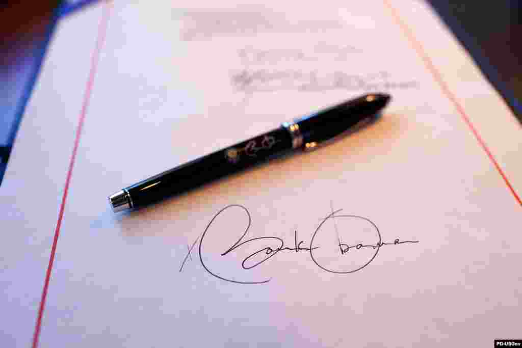 Потписот на Обама на планот за економско заздравување на САД