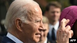 Președintele SUA, Joe Biden, își încrucișează degetele vorbind despre posibilitatea unui armistițiu și eliberare de ostatici în Gaza.