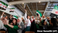 Scena iz restorana u Damasku, dok se život obnavlja u Siriji, 17. decembar 2024. U starom suku u Damasku mnoge prodavnice su ponovo otvorene, dok su strane valute ponovo dostupne u Siriji.