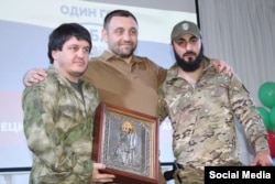 По центру – Армен Саркісян, праворуч від нього – колишній найманець ПВК «Вагнер» Айк Гаспарян