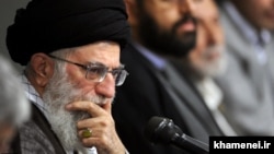 یکی از پاهای چوبین سیاست «فشار در برابر فشار» آقای خامنه‌ای محروم بودن دولت او از کاربرد اهرم‌های مالی، اقتصادی و تجاری برای اعمال فشار نرم علیه آمریکاست.