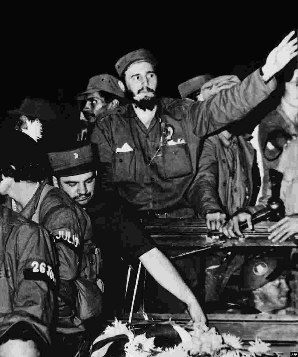 Înconjurat de membri ai mișcării de guerilă stîngistă, Castro în fruntea mulțimii la Cienfuegos, scurtă vreme după alungarea dictatorului cuban, Fulgencio Batista în 1959.&nbsp;