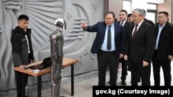 ЖТПнын жетекчиси Азис Абакиров жана премьер-министр Адылбек Касымалиев.
