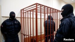 Обвиняемый заявил о своей невиновности и напомнил судье о том, что, по данным дактилоскопической экспертизы, на изъятых боеприпасах нет отпечатков пальцев его рук