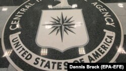 Emblema Agenției Centrale de Informații a Statelor Unite (CIA) în holul central al cartierului general CIA, Langley, Virginia, 14 august 2008.