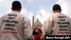 Activiști gay din America protesetază în Piața Sfântul Petru de la Vatican, împotriva a ceea ce ei numesc „învățăturile anti-gay al e=e Bisericii Romano-Catolice, 3 ianuarie 2001.