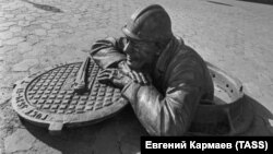 Памятник работнику коммунальных служб в Омске