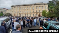 У комплекса правительственных зданий в Сухуме проходил митинг сторонников власти, на который собралось несколько сот человек