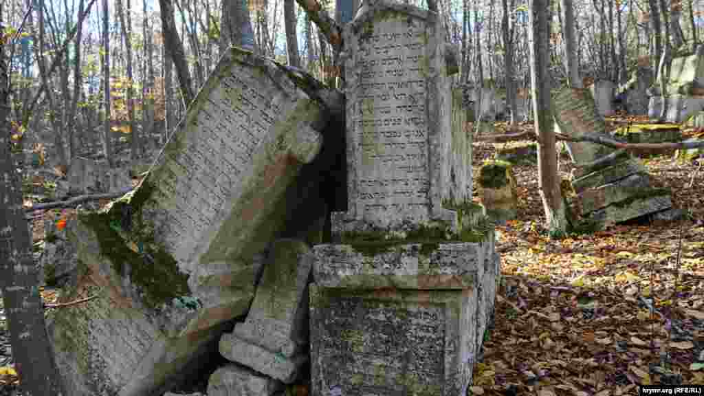 Время, оползни, деревья, цепляющиеся корневищами за горные склоны, превратили Иосафатову долину в жуткую картину